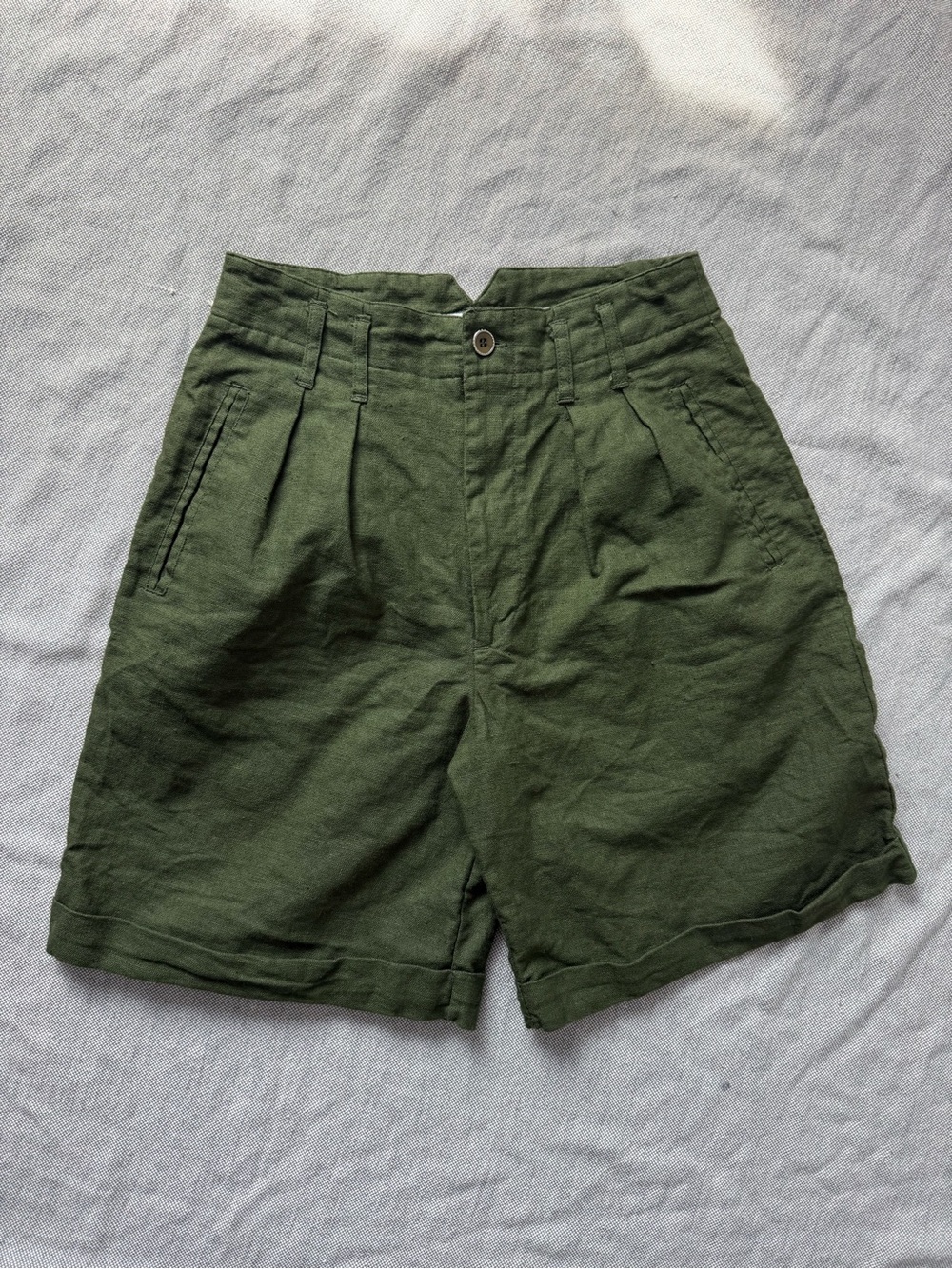 Vintage Olive Green High-Waist Pleated Shorts